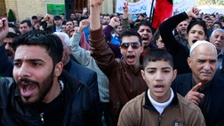  Tens of thousands of Sunni protesters blocked a major highway in western Iraq on Friday, as an al-Qaida-affiliated group called on Sunnis to take up arms against the Shiite-led government.